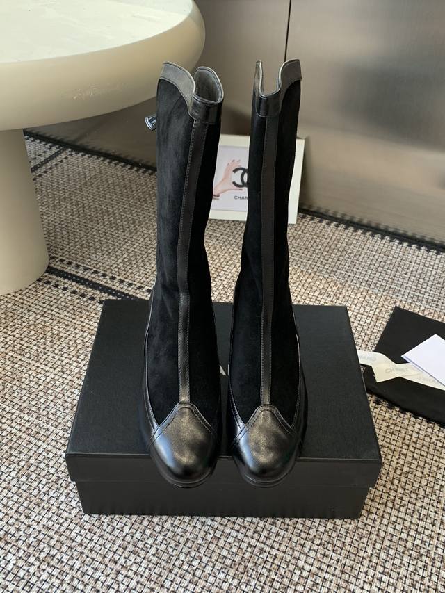 Chanel 香奈儿 25Ss厚底骑士靴 秋冬新款 小红书力推款，时髦精必备，香奈儿女士钟爱简约又难以抗拒系 金色五金扣，搭配展现与众不同的穿搭风格 内里垫脚水