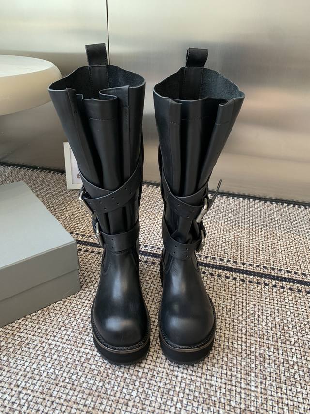 Balenciga巴黎世家 25Fw毒液Venom中筒靴 高筒靴 厚底长靴 暗黑机能风 出门炸街气场爆表 液靴的设计极具辨识度 利落的线条搭配金属扣饰 每一处细