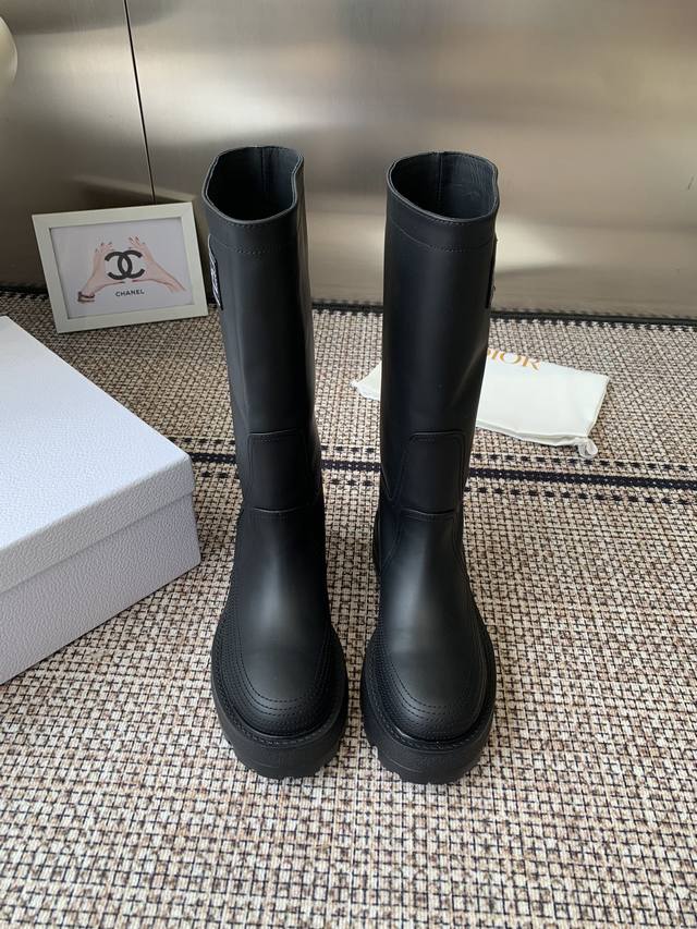顶级版本 Dior 迪奥 2025Ss秋冬新品布洛克长靴 经久不衰的马靴造型 彰显经典设计 市场顶级版本 采用柔软的黑色牛皮革制作 打造休闲又不失优雅的风格 采