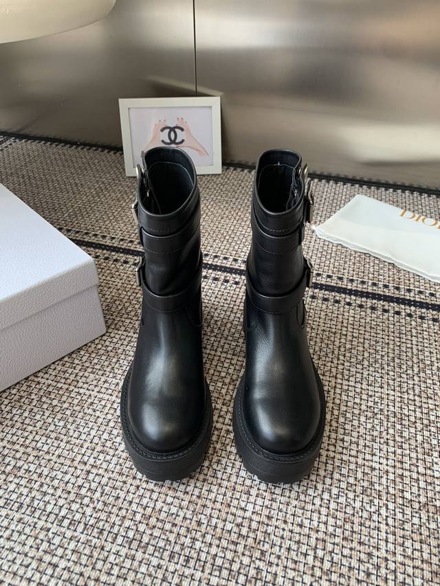 顶级版本 Dior 迪奥 迪丽热巴同款D-Major 厚底骑士靴 马丁靴 D-Major 短靴的跟高设计巧妙 既有着恰到好处的增高效果 无论是搭配简约的牛仔裤打