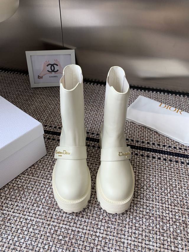 顶级版本 Dior 迪奥 2025 秋冬新款 D-Quest系列 朋克风切尔西弹力及裸女靴 明星同款Cd字母Logo五金皮带扣机车靴 低跟厚底圆头一脚蹬骑士短靴