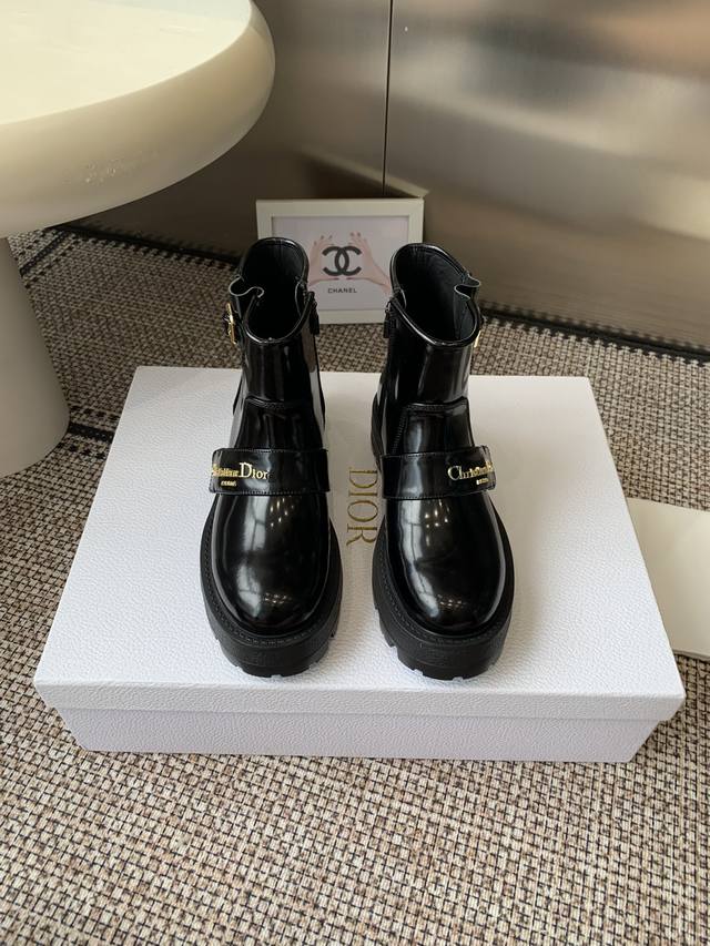 顶级版本 Dior 迪奥 2025Ss秋冬新品布洛克短靴 经久不衰的马靴造型 彰显经典设计 市场顶级版本 采用柔软的黑色牛皮革制作 打造休闲又不失优雅的风格 采