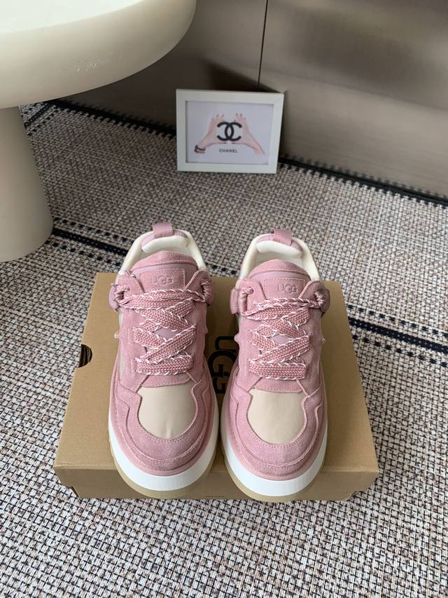 Ugg 25Ss秋冬新款 厚底休闲鞋 作为的领军品牌 这双新款同样延续了其一贯的舒适理念 穿在脚上轻盈自在 仿佛踩在了云朵上一般 鞋底采用Eva材质 防滑耐磨