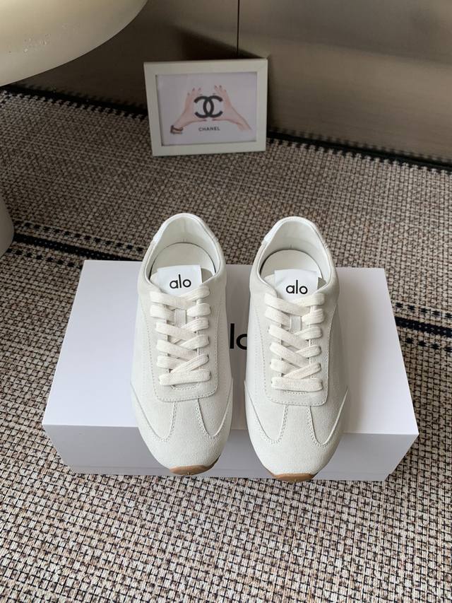 Alo 25Ss新品 休闲运动鞋 德训鞋 情侣款 上脚超级百搭 而且超级舒适 上脚一点都不沉重 非常轻便 套上袜套搭配更好看 上脚增高显腿细 面料原版牛京 内里