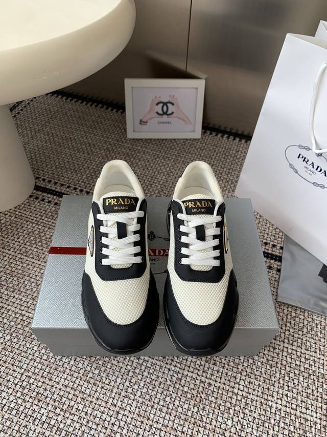 男款 prada 普拉达 25Ss新款 休闲运动鞋 经典升级 这款运动鞋延续经久不衰的轮廓 采用牛皮革精心制作 提升格调 款式轻盈 搭配三角扣标志 四季皆宜 可