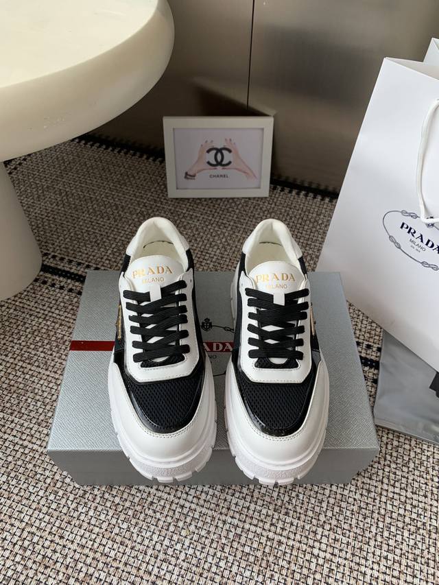 男款 prada 普拉达 25Ss新款 休闲运动鞋 经典升级 这款运动鞋延续经久不衰的轮廓 采用牛皮革精心制作 提升格调 款式轻盈 搭配三角扣标志 四季皆宜 可