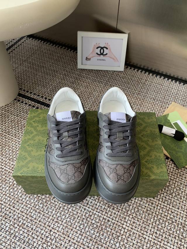 男款 Gucci 新色小白鞋 无敌好看又好穿的饼干鞋 很百搭又超级轻 复古感十足搭配厚底 谁都爱~ 面料: 原版定制进口牛皮 冲孔工艺。内里: 水染羊皮里 独家