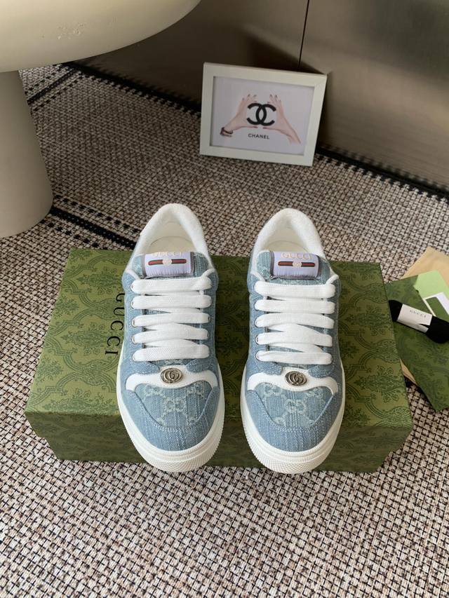 Gucci 新色小白鞋 无敌好看又好穿的饼干鞋 很百搭又超级轻 复古感十足搭配厚底 谁都爱~ 面料: 原版定制进口牛皮 冲孔工艺。内里: 水染羊皮里 独家开模的