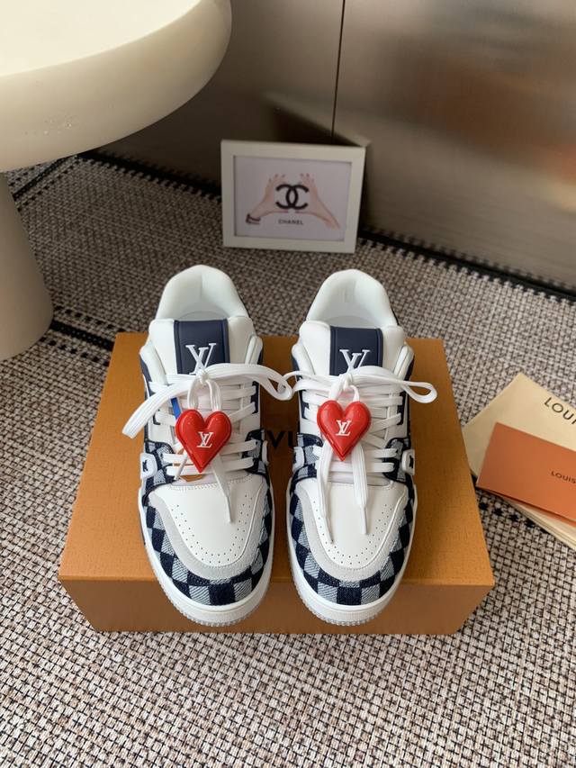 装饰60 全新版面 Lv Tarine路易威登L家运动鞋 滑板鞋 情侣款 原版购入开发 做货 本款Lv Trainer 运动鞋选用牛皮革塑造繁复鞋面，需要数小时
