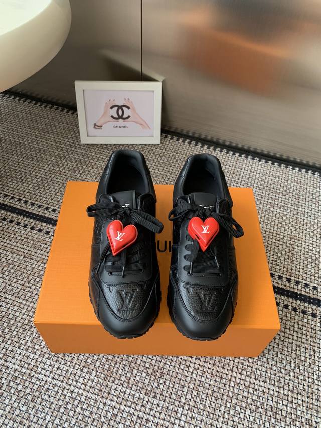 配饰60 Louis Vuitton 路易威登 经典男士运动鞋。跑鞋的设计精髓 创造标志性 Run Away 运动鞋 Monogram 帆布 小牛皮和织物巧妙拼