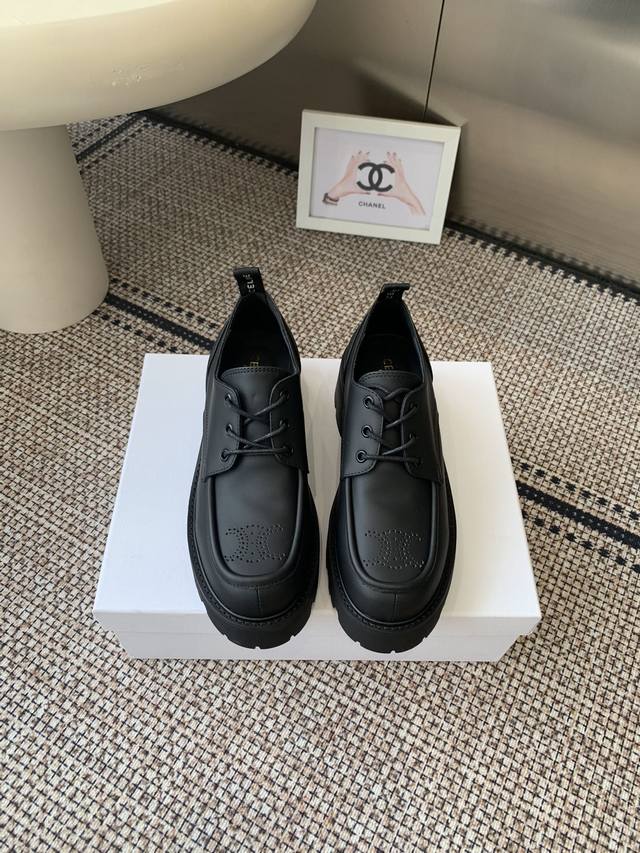 Celine 赛琳 25Ss最新爆款 厚底 乐福鞋 真的是太有特色了 必须要入手一双Celine乐福鞋 复古风经典款 超级百搭 简单大气 无论裙装裤装都能随意搭