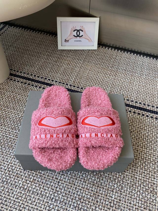 薄底 Balenciaga 巴黎世家 25Ss 秋冬 毛拖 鞋面字母图案 电绣徽标刺绣工艺 高级感满满当当 上脚特别漂亮 非常柔软舒适 面料羊卷毛 鞋底原版防滑