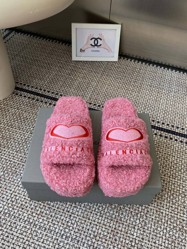厚底 Balenciaga 巴黎世家 25Ss 秋冬 毛拖 鞋面字母图案 电绣徽标刺绣工艺 高级感满满当当 上脚特别漂亮 非常柔软舒适 面料羊卷毛 鞋底原版防滑