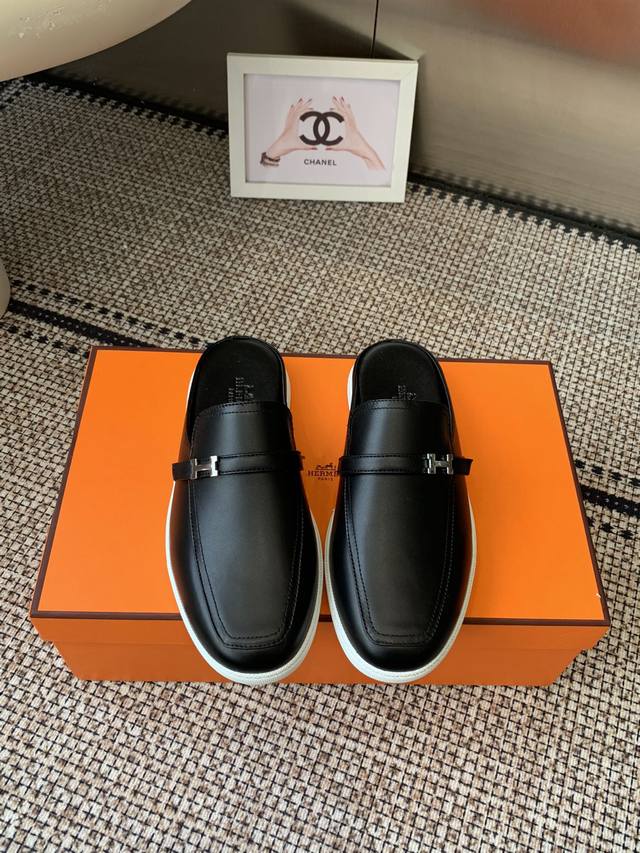 女款 男款 Hermes 爱马仕 25新品New Arrival～ 情侣款 穆勒拖鞋 H家圆头造型的穆勒拖 还是第一款 上脚包裹感更强 走路更跟脚 鞋面进口麂皮