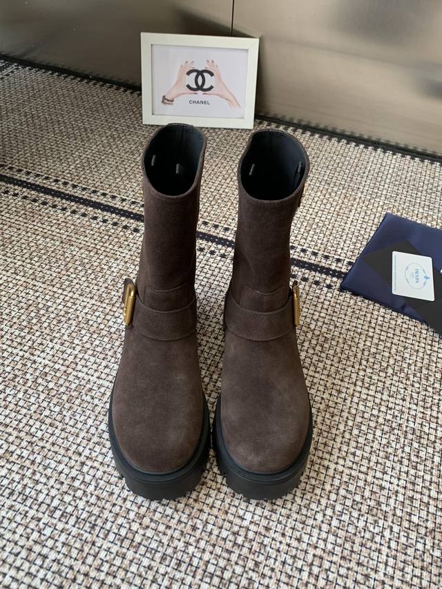皮面 牛猄 prada 25Ss普拉达经典三角标一脚蹬王炸女靴 冬天买不到的系列，绝对是今年的大爆款！！贼好看！prada靴子真的很哇塞！上脚大气显腿瘦气质这块