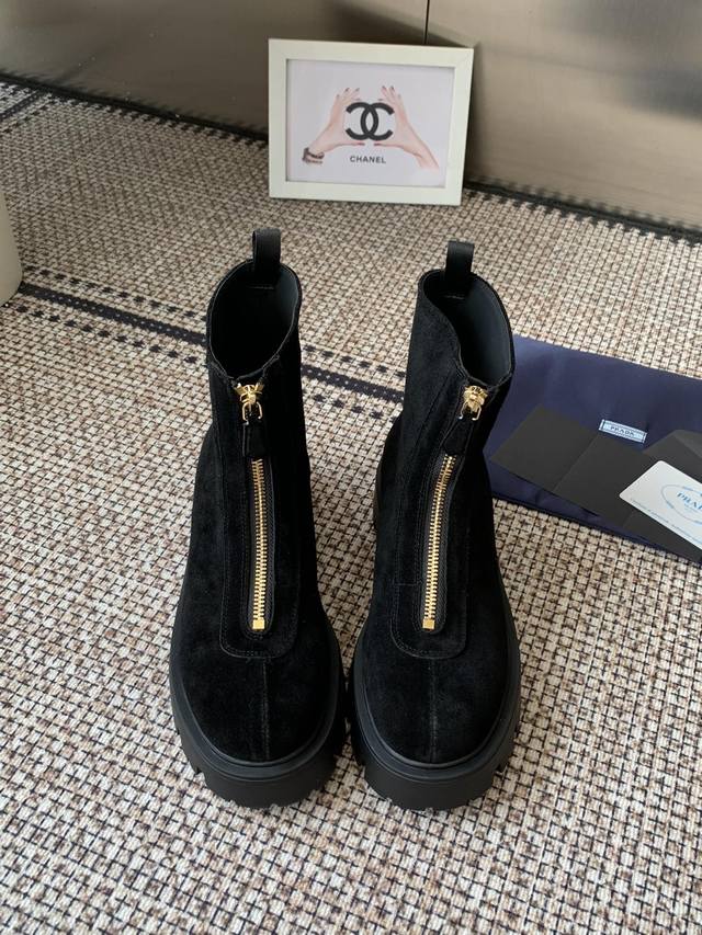 prada 25Ss普拉达经典三角标一脚蹬王炸女靴 冬天买不到的系列，绝对是今年的大爆款！！贼好看！prada靴子真的很哇塞！上脚大气显腿瘦气质这块刚好拿捏 鞋