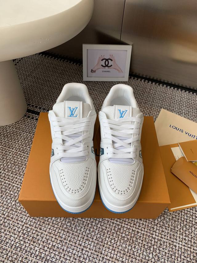 全新版面 Lv Tarine路易威登L家运动鞋 滑板鞋 情侣款 原版购入开发 做货 本款Lv Trainer 运动鞋选用牛皮革塑造繁复鞋面，需要数小时的匠心缝制