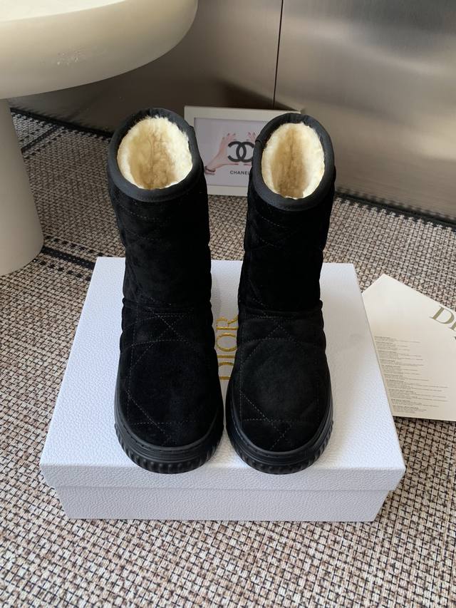 Dior 迪奥 秋冬 新款雪地靴 这款Dior 及踝靴巧妙融合 Dior Chez Moi 系列元素 采用 Oblique 印花天鹅绒制作 Christian
