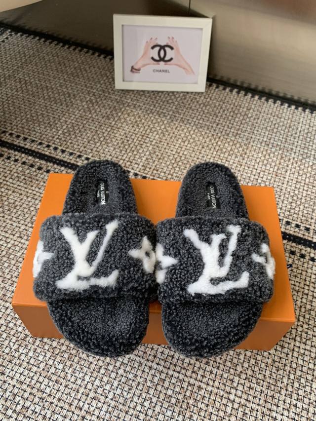 Louis Vuitton 路易威登 秋冬新款 毛毛鞋 本款 paseo Comfort 平底毛拖采用细腻羊毛为宽幅 字母和 Monogram 花卉 再以羊毛鞋