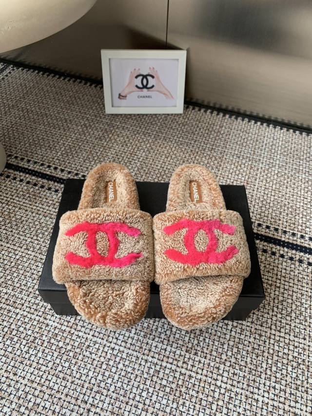 Chanel 香奈儿 25Ss秋冬新款 双色毛拖 香奈儿厚底懒人时尚 优闲风系列潮款毛毛拖 面料真皮羊羔毛 内里真皮羊羔毛 垫脚真皮羊羔毛 耐磨防滑橡胶大底 码