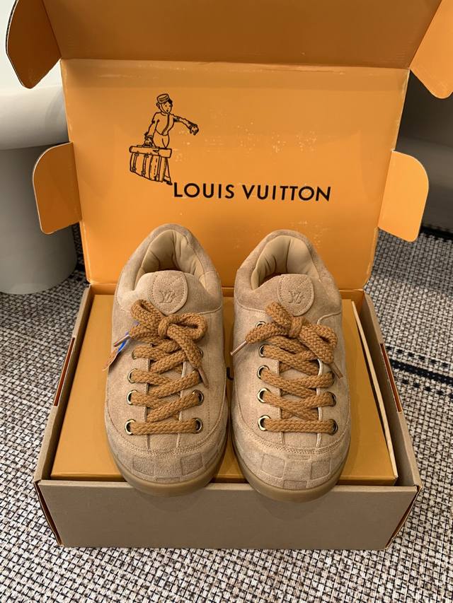 顶级版本 Louis Vuotton 2025秋冬胖丁运动鞋 Lv Yeti 胖嘟嘟哒 样子丑荫超级可爱 熊掌鞋底也是很可爱 以绒面牛皮革为基底 局部压印Nig