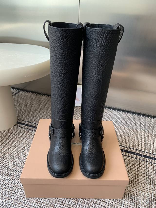 Miumiu 缪缪 25Ss秋冬新品 重工机车骑士靴 高靴 今年最值得入手的靴子 没有之一 超多网红明星上脚 Miumiu今年秋冬确实泰酷辣 秋冬限定款 专柜非