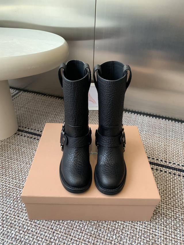 Miumiu 缪缪 25Ss秋冬新品 重工机车骑士靴 短靴 今年最值得入手的靴子 没有之一 超多网红明星上脚 Miumiu今年秋冬确实泰酷辣 秋冬限定款 专柜非