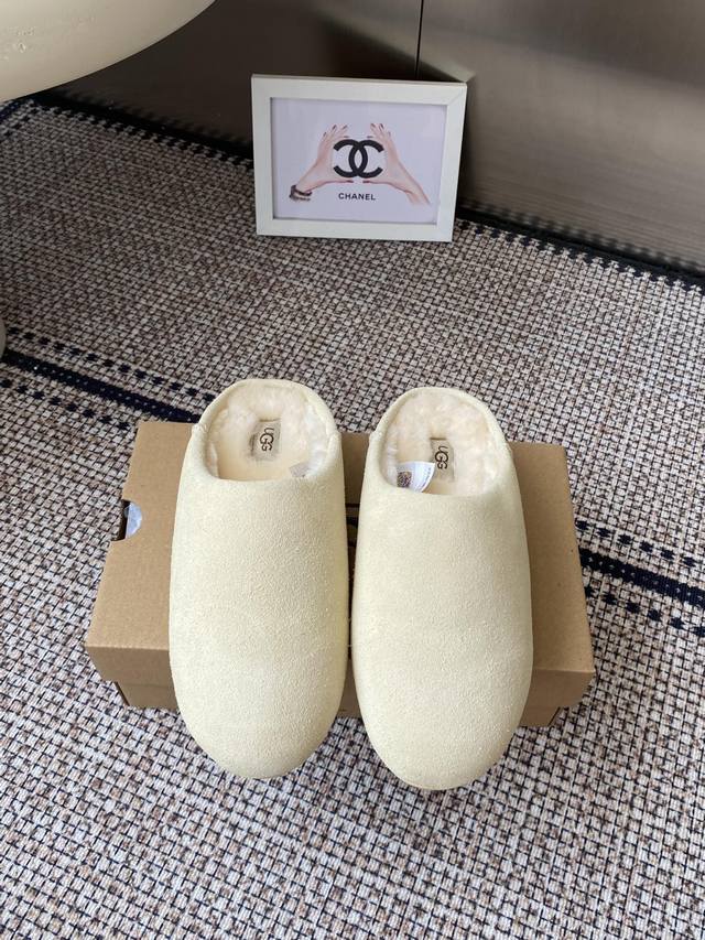 Ugg顶级品质 所见即所得Ugg秋冬新款拖鞋作为的领军品牌，这双新款同样延续了其一贯的舒适理念，穿在脚上轻盈自在，仿佛踩在了云朵上一般。而且，它的鞋底采用Eva