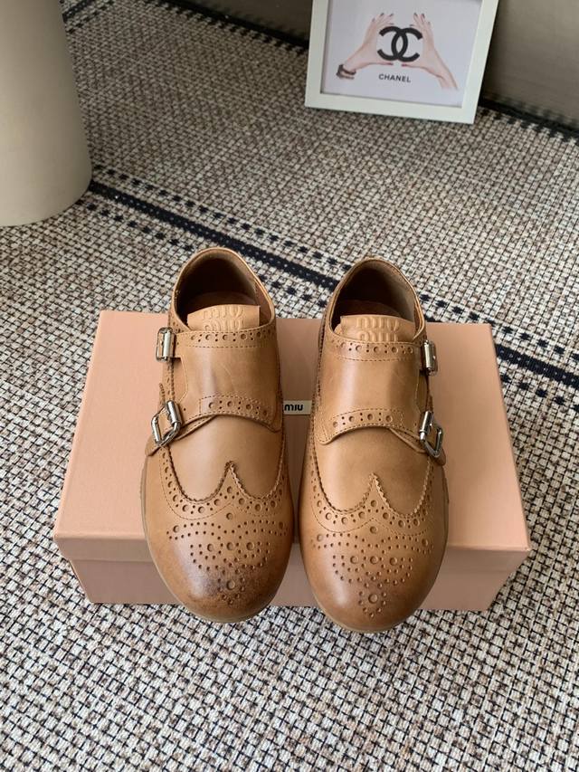 Miu Miu 缪缪 25Ss新品 复古德训 休闲鞋 秀场工艺来自Miu Miu系列的细节特写 新季的潮流要素一 与此刻挚爱的概念 多元对撞 传达现代风格~ 怎