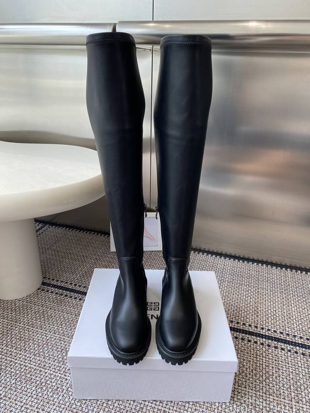 Givenchy 25Ss 新款纪梵希秋冬走秀款靴子 太古汇原版购入爆拆复刻 鞋子上脚很轻便，走路舒适度都很赞 运用标设计风格值得拥有 鞋型韵味超赞，非常有特色
