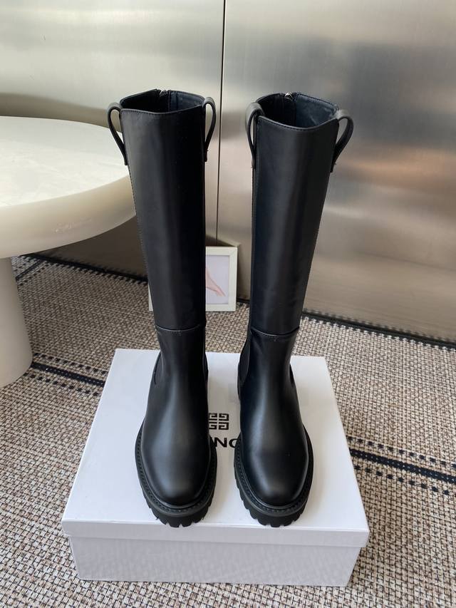 Givenchy 25Ss 新款纪梵希秋冬走秀款靴子 太古汇原版购入爆拆复刻 鞋子上脚很轻便，走路舒适度都很赞 运用标设计风格值得拥有 鞋型韵味超赞，非常有特色