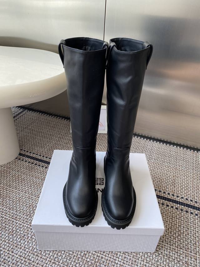 Givenchy 25Ss 新款纪梵希秋冬走秀款靴子 太古汇原版购入爆拆复刻 鞋子上脚很轻便，走路舒适度都很赞 运用标设计风格值得拥有 鞋型韵味超赞，非常有特色