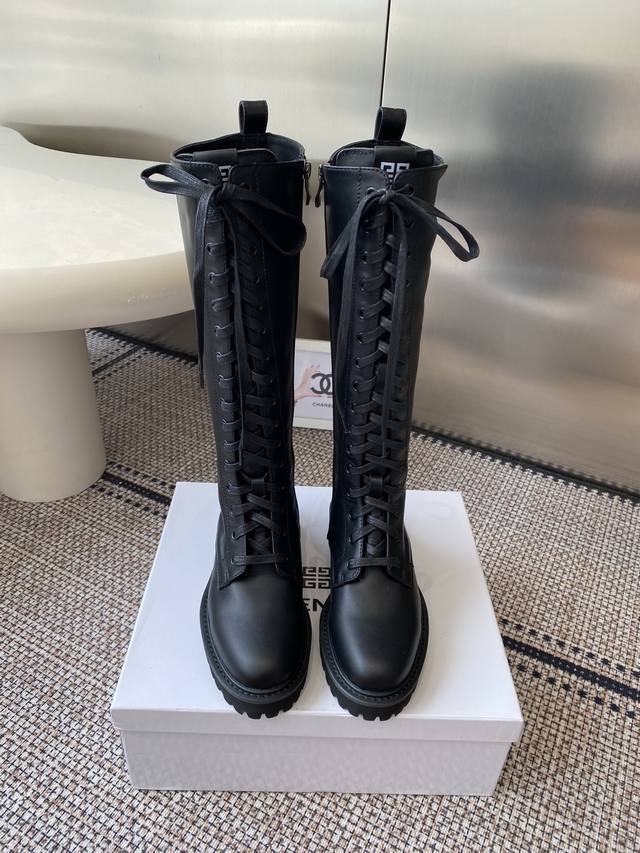 Givenchy 25Ss 新款纪梵希秋冬走秀款靴子 太古汇原版购入爆拆复刻 鞋子上脚很轻便，走路舒适度都很赞 运用标设计风格值得拥有 鞋型韵味超赞，非常有特色