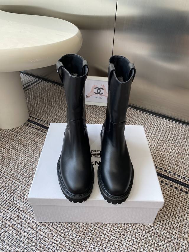 Givenchy 25Ss 新款纪梵希秋冬走秀款靴子 太古汇原版购入爆拆复刻 鞋子上脚很轻便，走路舒适度都很赞 运用标设计风格值得拥有 鞋型韵味超赞，非常有特色