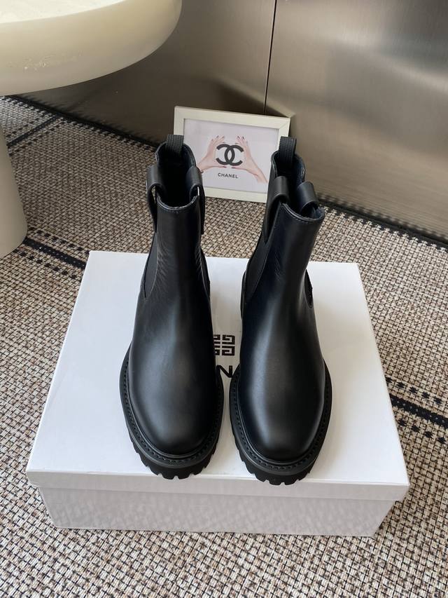 Givenchy 25Ss 新款纪梵希秋冬走秀款靴子 太古汇原版购入爆拆复刻 鞋子上脚很轻便，走路舒适度都很赞 运用标设计风格值得拥有 鞋型韵味超赞，非常有特色