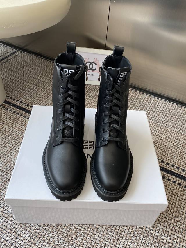 Givenchy 25Ss 新款纪梵希秋冬走秀款靴子 太古汇原版购入爆拆复刻 鞋子上脚很轻便，走路舒适度都很赞 运用标设计风格值得拥有 鞋型韵味超赞，非常有特色