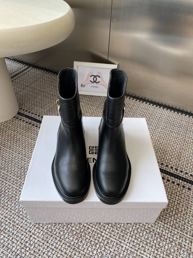 Givenchy 25Ss 新款纪梵希秋冬走秀款靴子 太古汇原版购入爆拆复刻 鞋子上脚很轻便，走路舒适度都很赞 运用标设计风格值得拥有 鞋型韵味超赞，非常有特色