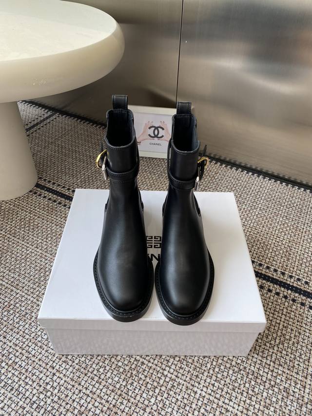 Givenchy 25Ss 新款纪梵希秋冬走秀款靴子 太古汇原版购入爆拆复刻 鞋子上脚很轻便，走路舒适度都很赞 运用标设计风格值得拥有 鞋型韵味超赞，非常有特色