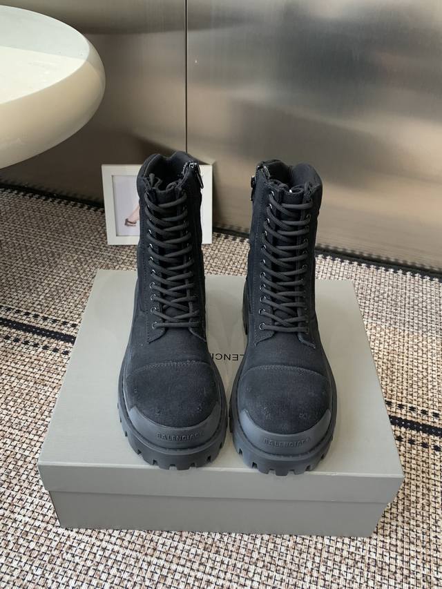 情侣款 Balenciaga 巴黎世家 Stomper短靴 2025冬季最新爆单款 购入原版开发 大底开模 仿古做旧工艺效果工装系带靴 圆头裸靴侧拉链厚男士底靴