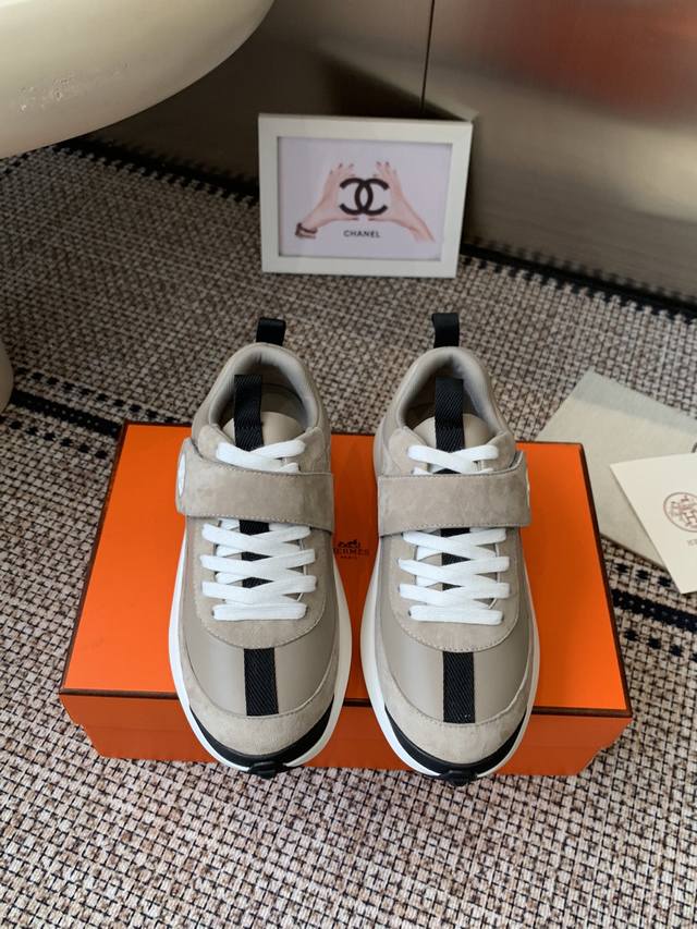 女款 男款 Hermes 爱马仕 25Ss新款 厚底运动鞋 情侣款 采用进口牛皮 进口麂皮镂空 运动时尚鞋面整圈头层小牛皮无断接大气奢华 定制Hermes 双提