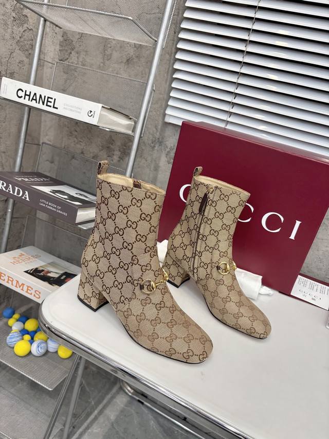 工厂p价 Gucci 新款古奇 时尚大爆款 巧妙运用圆形鞋头等设计时尚风范 面料：进口小牛皮 内里：垫脚 进口羊皮 跟高:5.5 码数:35 42码 备注: 4