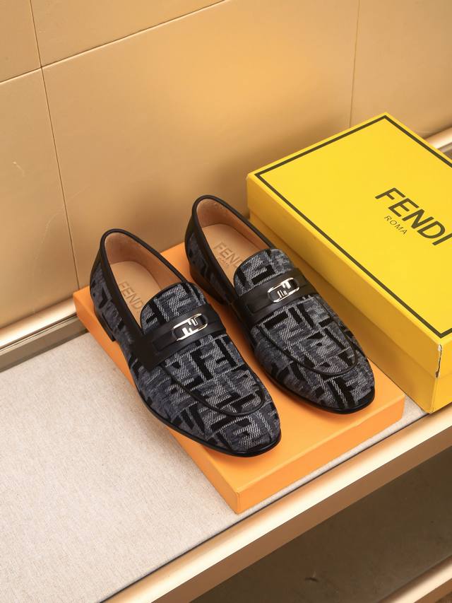 Fendi 最新男士正装皮鞋经典系列不容错过头层采用进口头层牛皮原单品质，皮质光滑细腻版型超赞，完美流线型轮廓皮内里，码数39-44 38.45.46.47订做