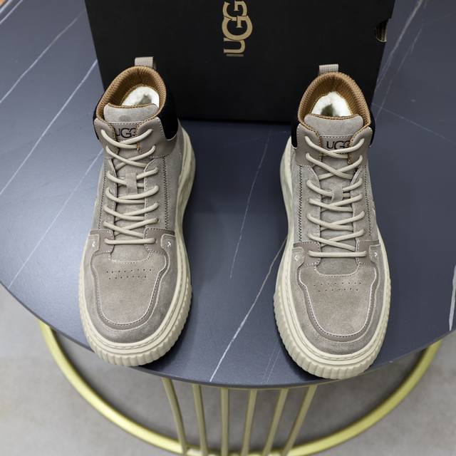 澳洲进口加厚羊毛 品牌：Ugg正品代购 尺码：39 44 等级： 官网1:1 材料： 头层真皮防水防冻鞋面 真毛内里 原版防滑 柔软 耐磨大底 款式类别：男士休
