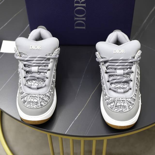 p： Dior 迪奥 老爹运动鞋 以时髦复古风格丰富经典系列。精心制作，可全年与休闲造型搭配 顺应复古市场的趋势的 Dad Shoes风格鞋款鞋 面料：原版定制