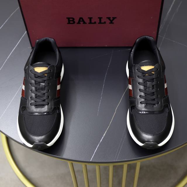 p： Bally 巴利 新款男士皮革拼接休闲运动鞋 牛皮内里 原厂小牛皮面拼接纯色网布设计风格 舒适透气效果极好 经典的B家红白条纹织带徽章装饰 饰以“Ball