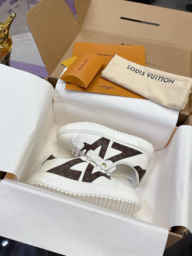 p： Lv 情侣款厚底小白鞋系列 经典系列 采用进口牛皮 油边工艺 爱了爱了，侧身Logo简约不简单，元素满满的爱上脚超级好看 推荐你们入 、脚感无敌、顶级品质
