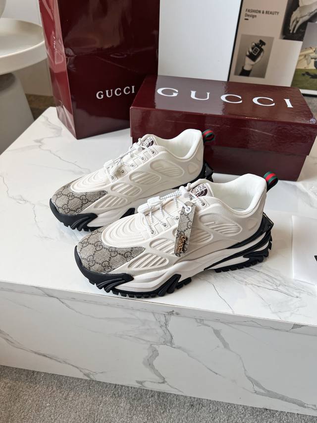 p： Gucci系列 2.0运动鞋重金打造焕新演绎品牌标志性条纹织带元素当复古基因撞上未来感设计这双古驰新鞋直接把潮流阈值拉满 配色卡龙撞色+经典条纹，Gg反光