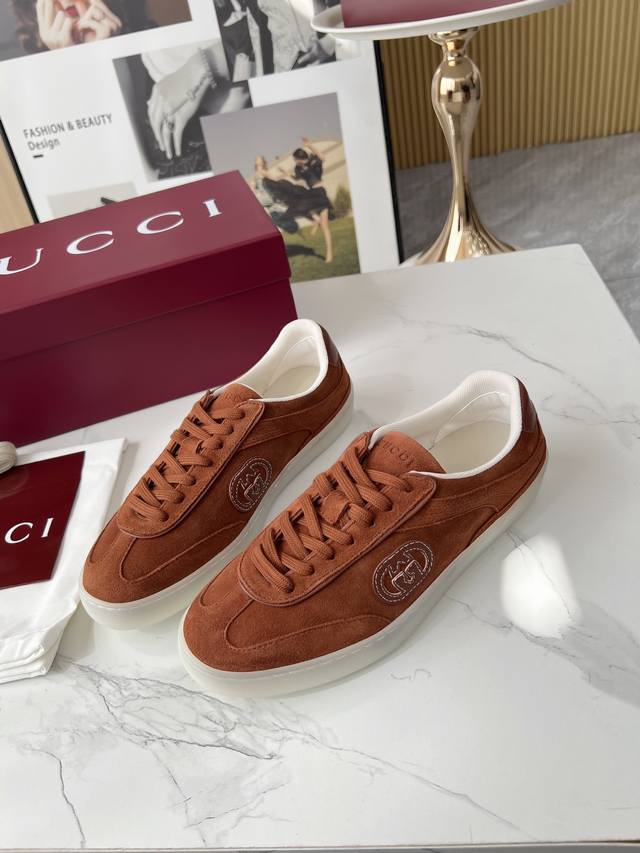 p： Gucci最新款德训鞋双G皮革搭配立体Gucci字母 以3D效果成就整款鞋子自在的流动质感，流畅的线条设计 轻盈舒适透气，女码35-40 男码39-45