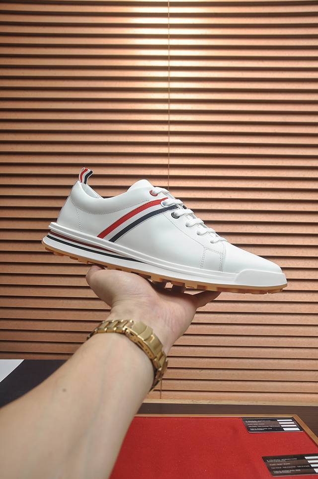 出厂价p Thom Browne 汤姆.布朗 Tb官网同款 原单爆款运动鞋 头层牛皮加透气布料1：1原板 牛皮内里鞋身配件一比一开模 专柜品质 亲们你还为穿着搭