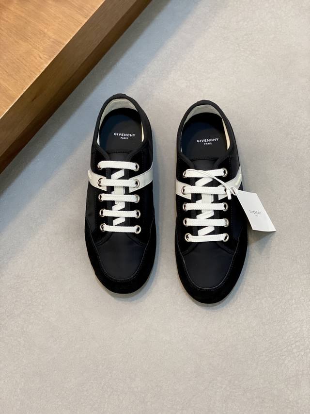 Givenchy 纪梵希 Slim低帮运动鞋 这款经系带运动鞋采用尼龙织物和绒面皮革拼接制成，两侧小牛皮线条装饰，外侧饰有“Givenchy”立体字母标识，正面